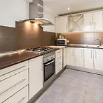Ab4 - Lovely Walking Distance Апартаменти *